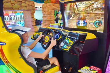 Yarış arabası simülatörü. Küçük bir çocuk sanal oyunlar oynuyor. Bilgisayar yarışları.