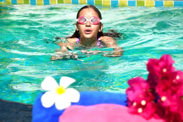 Szórakozás a medencében. Kellemes utat a trópusokon. Lány úszik a szabadtéri medencében nyáron. — Stock Fotó