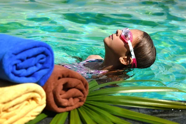 Diversión en la piscina. Feliz viaje en los trópicos. Chica nada en la piscina al aire libre en el verano . —  Fotos de Stock