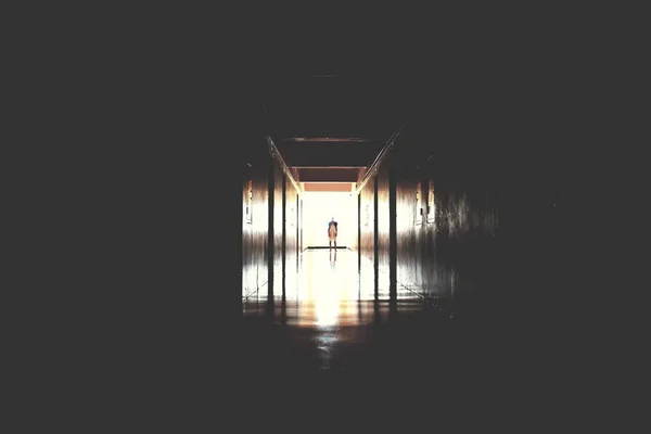 Strašidelná chodba se světlem. Smutný tunel. Duch malé holčičky na chodbě v domě. Duch ve starém domě. — Stock fotografie
