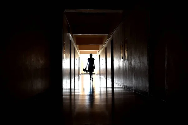 Griezelige gang met licht. Een troebele tunnel. De geest van een klein meisje in de gang van het huis. De Geest in het oude huis. — Stockfoto