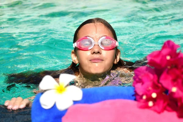 Zabawa w basenie. Szczęśliwej podróży w tropikach. Dziewczyna pływa w odkrytym basenie w lecie. — Zdjęcie stockowe