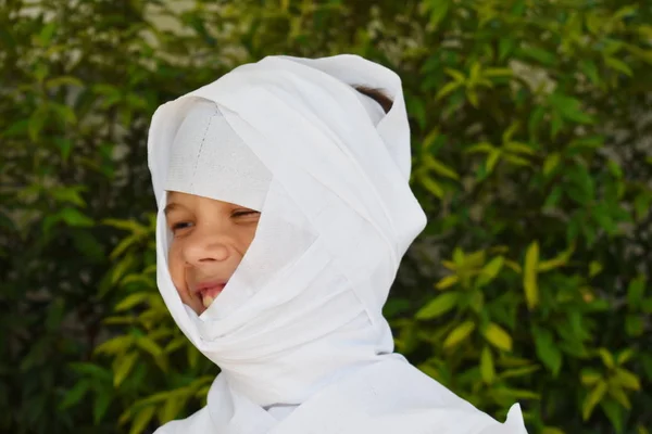 Halloween anak-anak. Anak kecil itu menggulung tisu toilet. Rewounds heads white ribbon . — Stok Foto