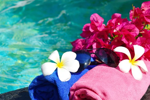 Basen z kwiatami. Wakacje w kurorcie. tropikalny hotel morski z basenem. woda Wellness terapia. — Zdjęcie stockowe
