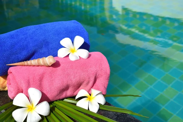 Piscina com flores. Férias de Spa no resort. hotel marítimo tropical com piscina. água Wellness terapia . — Fotografia de Stock