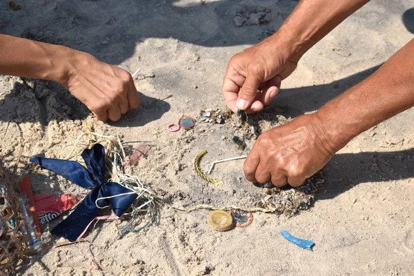 Добровольцы делают фигуру. Красочный мусор на песчаном пляже. Сохранение океана и моря . — стоковое фото