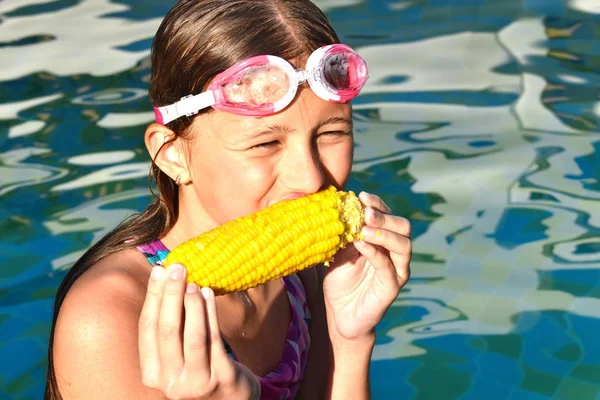 Delicioso maíz amarillo dulce. vacaciones para niños en el resort . —  Fotos de Stock
