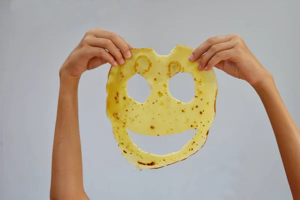 Un niño juega con la comida. Panqueques tradicionales rusos. —  Fotos de Stock