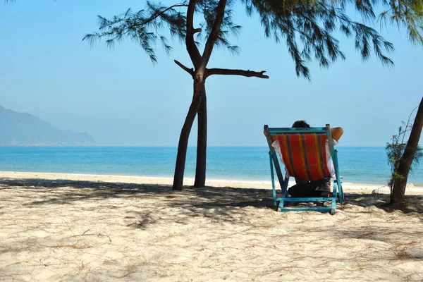 Odpręż się na morzu. Jeden salon krzesełkowy na plaży. Rajski słoneczny dzień. Rajska wyspa — Zdjęcie stockowe