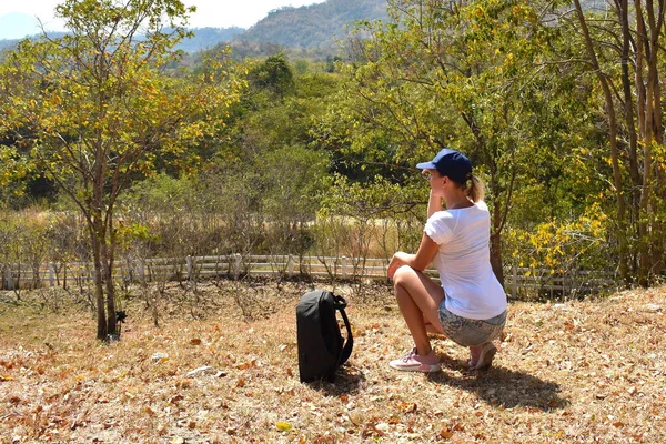 Disfrutando el viaje. Turista un verano en las montañas. Chica viajero con mochila en el bosque. — Foto de Stock