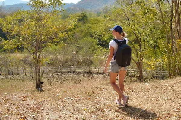 Genießen Sie die Reise. Touristen einen Sommer in den Bergen. Mädchen mit Rucksack im Wald unterwegs. — Stockfoto