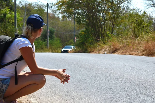 Verão mulher elegante na estrada pára o carro. Vá em uma viagem . — Fotografia de Stock