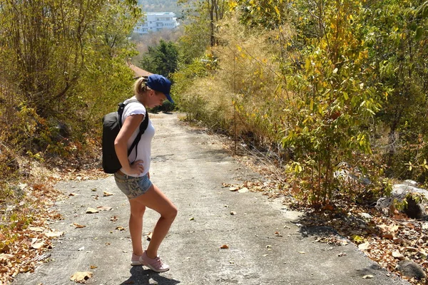 Viajar sozinho nos trópicos. A menina sobe a colina. Aventura caminhadas sem dinheiro. — Fotografia de Stock