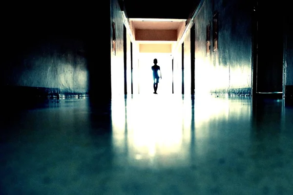 Hátborzongató hosszú folyosó egy gyerek szellemével. Halott kis szellem a folyosón.. — Stock Fotó