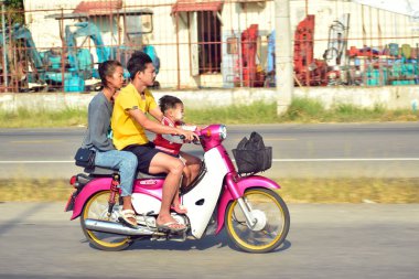 Geleneksel Asya ulaşımı. Tayland yollarında mobiletler. Bangkok 'un renkli yerel taşımacılığı