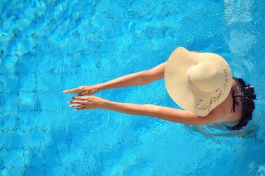 Havuzdaki şapkalı kadın. Kurortny Spa tatili.