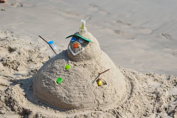 Песочный человек в тропиках. Снеговик на пляже. Рождество на пляже — стоковое фото