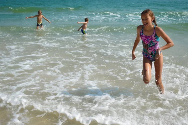 Mutlu çocuklar yaz denizinde oynuyorlar — Stok fotoğraf