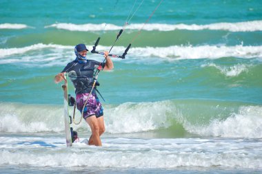 Denizde aktif su sporları. Wakeboard 'a binmek.