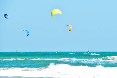 Sporcularla su manzarası. Denizin paraşütçüleri