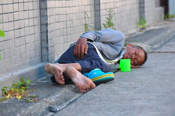 Mendigo asiático macho pidiendo dinero autdoor — Foto de Stock