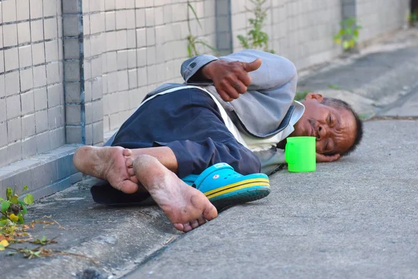 Masculino asiático mendigo pedindo dinheiro autdoor — Fotografia de Stock