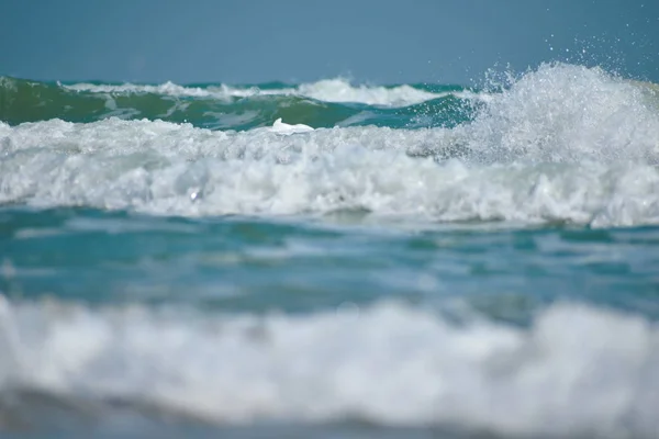 Krajobraz oceanu wodnego. Głębokie tło morskie. Naturalny niebieski tropikalny wygląd — Zdjęcie stockowe