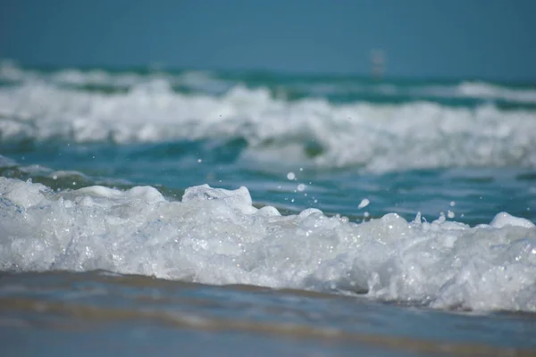 Krajobraz oceanu wodnego. Głębokie tło morskie. Naturalny niebieski tropikalny wygląd — Zdjęcie stockowe