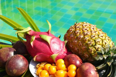 Oteldeki tropik egzotik meyveler. Havuz bölgesinde egzotik yiyecekler. Tropiklerde hindistan cevizi. Tatilde Vitamin Kahvaltısı