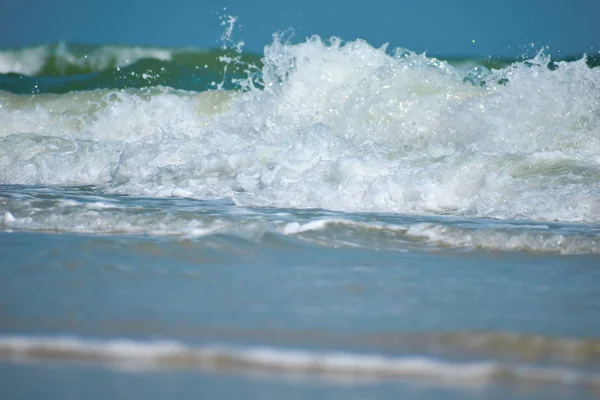 Krajobraz oceanu wodnego. Głębokie tło morskie. Naturalny niebieski tropikalny wygląd — Zdjęcie stockowe