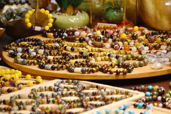 Joyas de mujer piedras preciosas de colores. Piedras mágicas para la salud Joyería natural para mujer y joyería de moda . —  Fotos de Stock