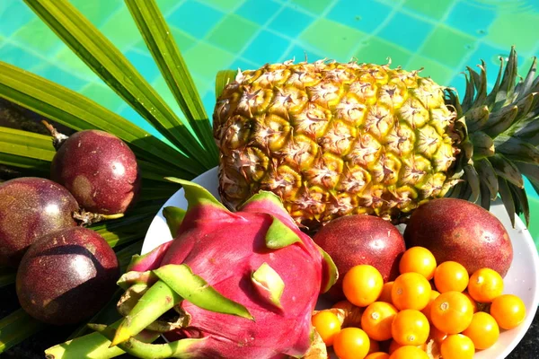 Tropische exotische vruchten in het resort. Exotisch eten in het zwembad. kokosnoot in de tropen. Vitamine Ontbijt op vakantie — Stockfoto