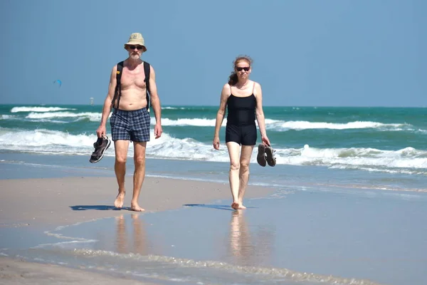 沿着海滨漫步. 在海上行走的家人 — 图库照片