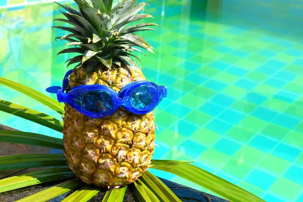 De ananas in het bestuur van het autdoor zwembad. een tropisch fruit voor het ontbijt — Stockfoto
