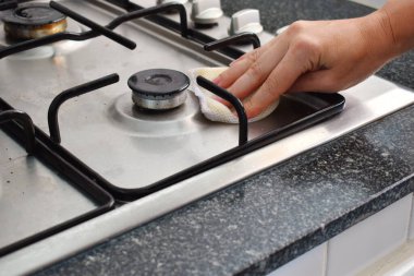 Mutfak yüzeyindeki temizlik. Fırın temizliği..