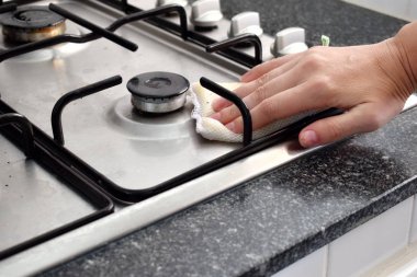 Mutfak yüzeyindeki temizlik. Fırın temizliği..