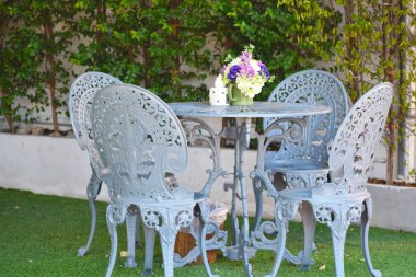 Kafede dinlenmek için sakin bir yer. Açık bir kafede eski mobilyalar..