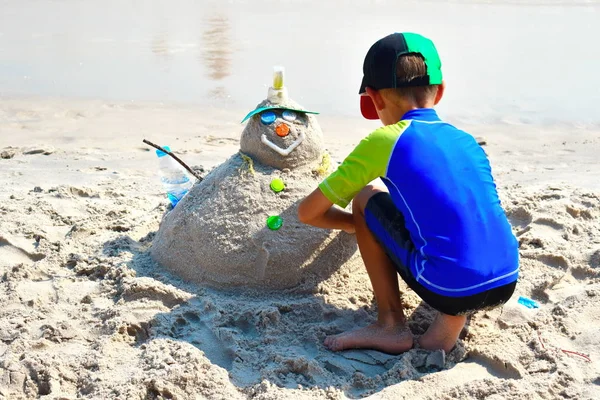 Gyerek a parton játékokkal. A nyaralóhely a babával. — Stock Fotó