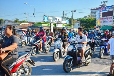 Asya 'da şehir ulaşımı. Tayland 'da motosikletler. Trafik sıkışık.