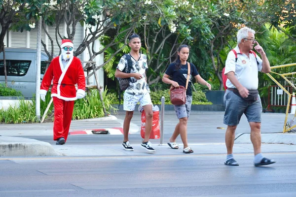 Oficial de polícia Papai Noel na Tailândia. O Pai Natal regula o trânsito. Ano Novo no mar . — Fotografia de Stock