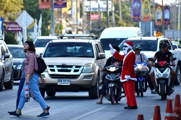 Офицер полиции Санта Клаус в Таиланде. Санта Клаус регулирует движение. Новый год на море . — стоковое фото