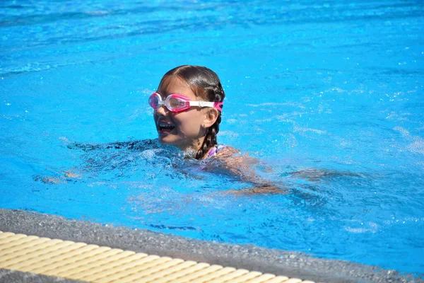 可爱的女孩喜欢在旅馆的游泳池里游泳. 在水里度假的青少年。 游泳训练。 与儿童一起在海上度假. — 图库照片