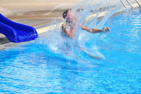 Kleiner Junge springt in den Pool. Genießen Sie die Sommerferien Autotür — Stockfoto