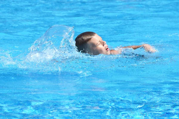 小男孩和水上运动。 在游泳池里度假. 游泳练习 — 图库照片