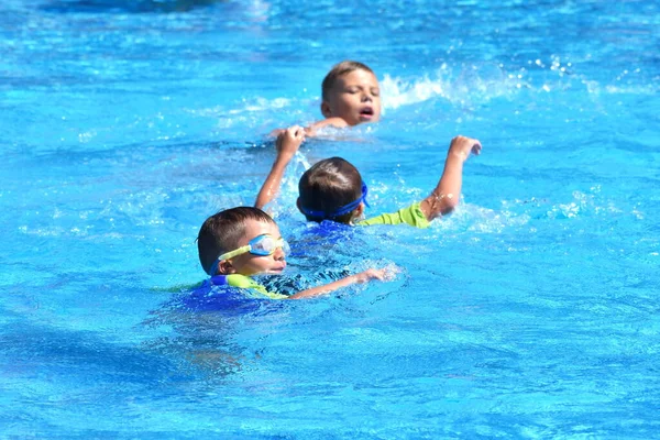 Три мальчика плавают в бассейне. autdoor — стоковое фото