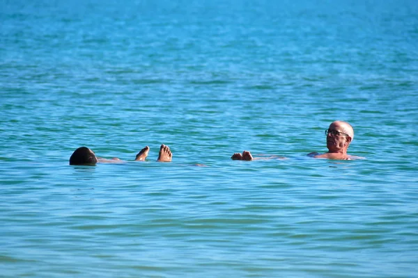 Twee oude mannen praten in de zee. Pension rustige badplaats. — Stockfoto