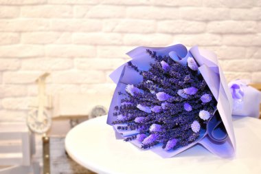 Şık, modern bir buket çiçek. Dekorasyon için kurumuş çiçekler