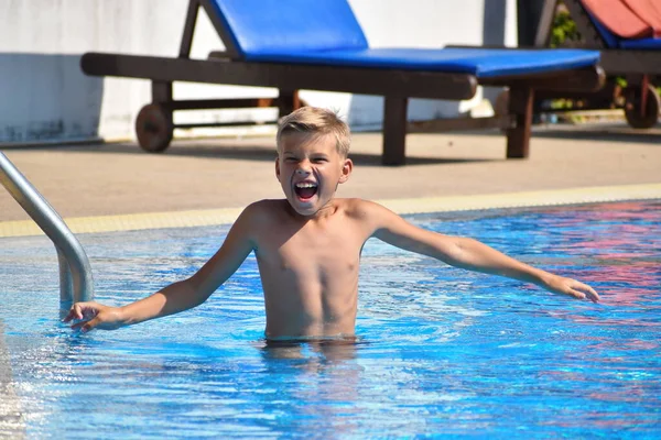 Chlapec plavající ve vodě. Fun water Park pro děti — Stock fotografie