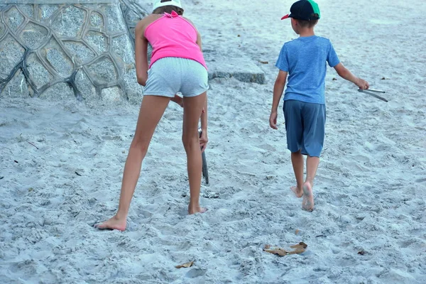 Kinder die Freiwilligen am Strand. Kinder helfen beim Säubern des Strandes — Stockfoto