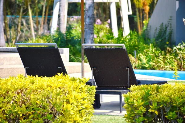 Gemütliches Paradies unter Palmen bis zum Meer. zwei Stühle in einem tropischen Land. ein schöner Urlaub am Meer. — Stockfoto